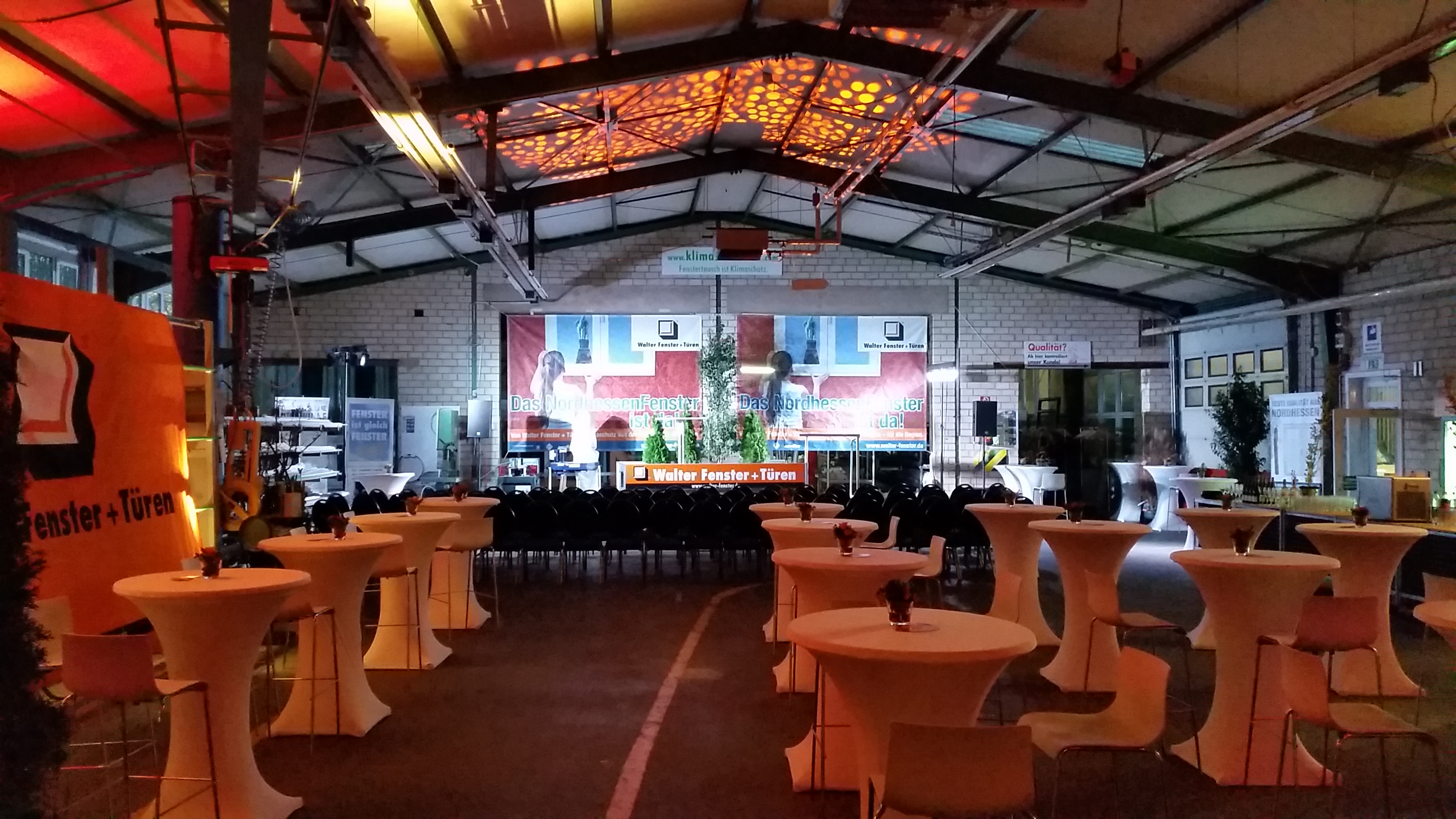 Mit dem passenden Equipment wird eine Werkstatthalle schnell zu einem Ort für ein besonderes Event.
